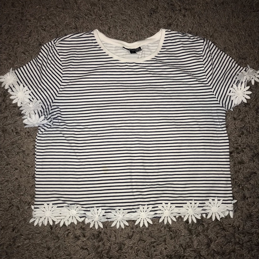 Flower trim crop top